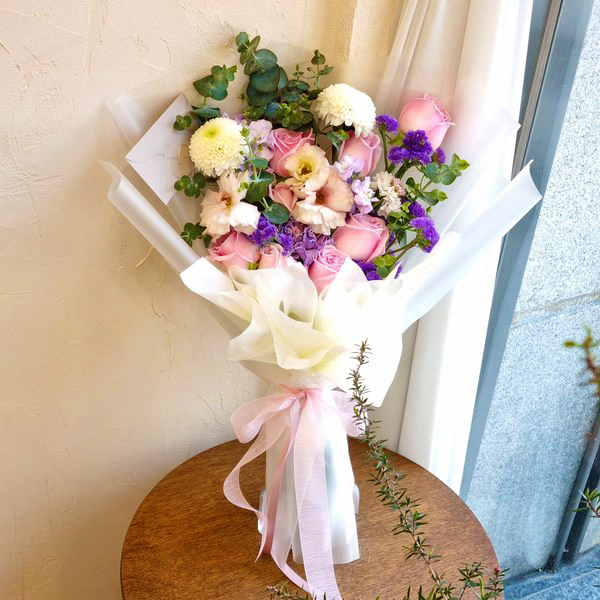 핑크 혼합 디자인 꽃다발: 대학교 졸업 및 입학식 축하 꽃다발, 프로포즈용 대형 장미 100송이, 연주회 전시회 시상식용 꽃 선물 전국 3시간 내 당일 배송. 서울 예술의전당, 킨텍스, 주요 호텔 프로포즈 전문 배달 및 메시지 카드 리본 무료 서비스 제공